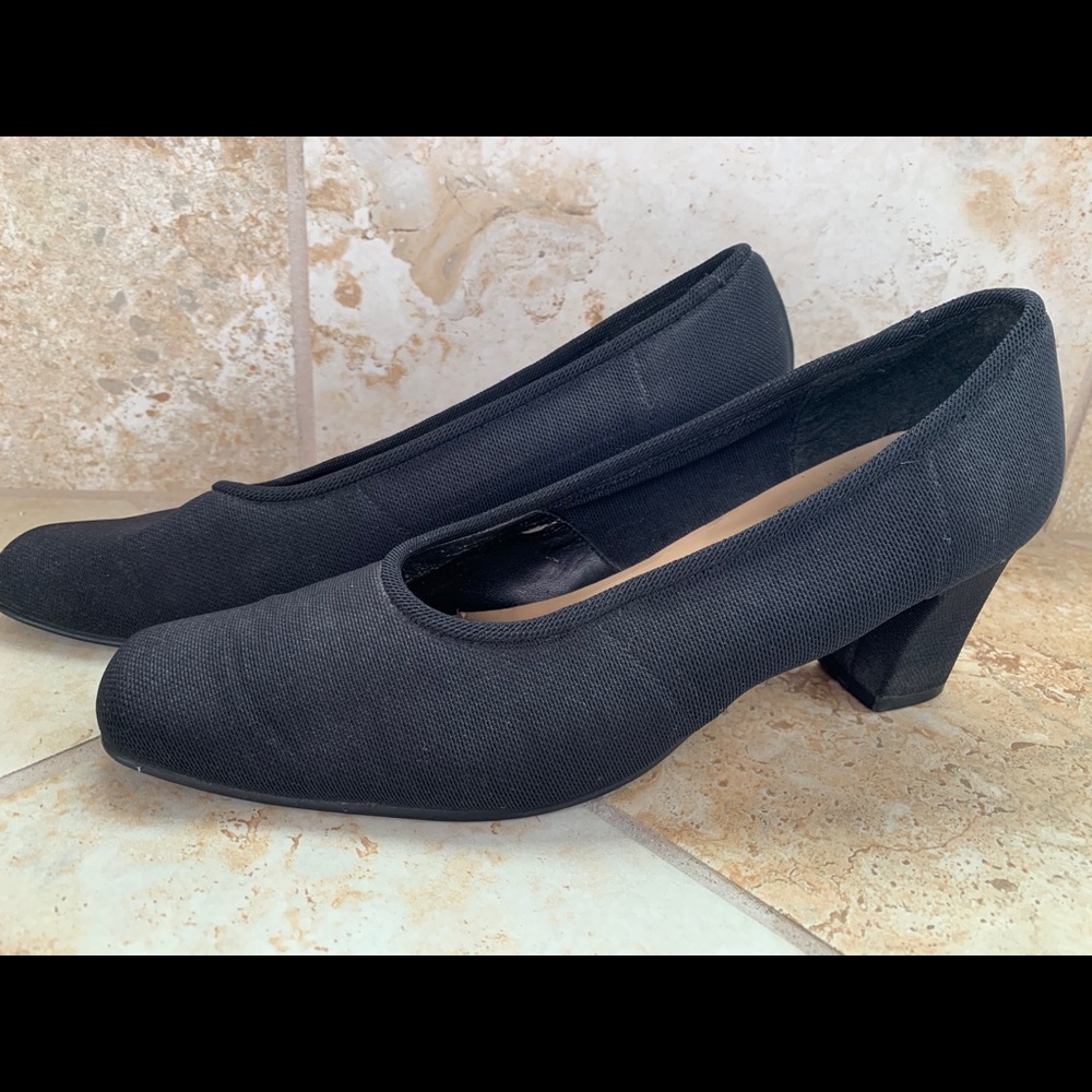Life Strides Black Fabric Pumps